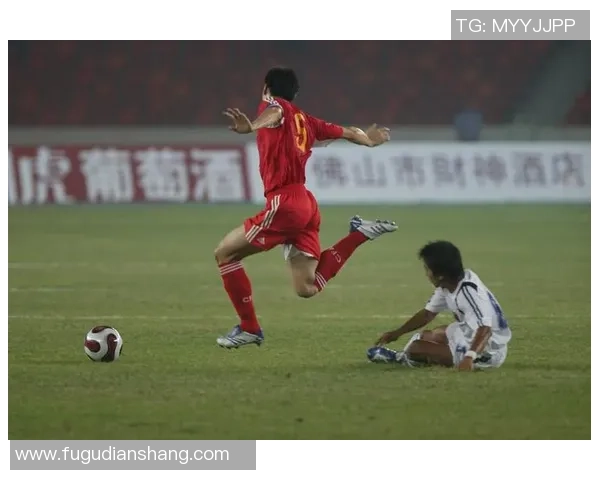 足球球星击拳庆祝瞬间 握手言和背后的团队精神与竞技友谊